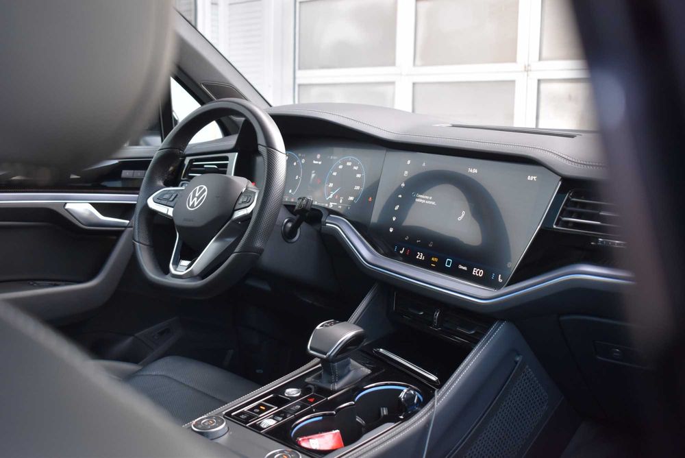 Noul Touareg R-Line Black • foarte dotat • 103k nou • predare leasing