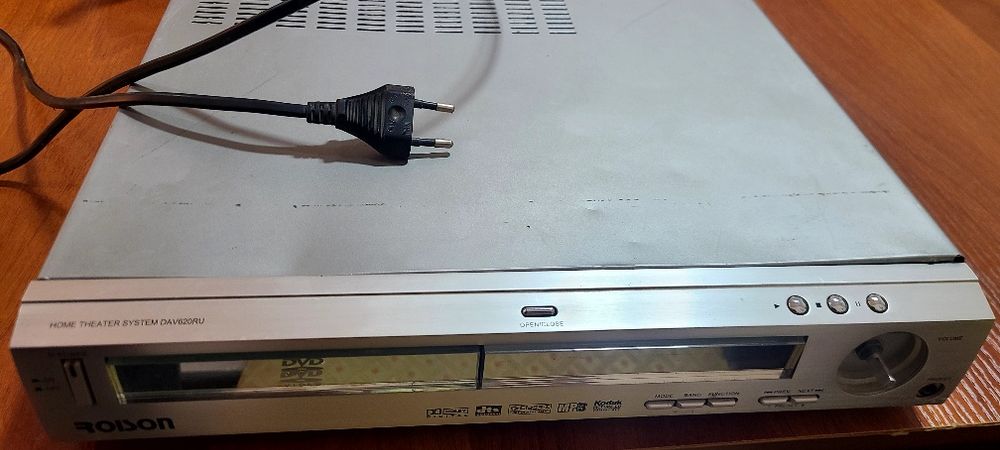 DVD  Roison sotiladi holati yaxshi, komplektida pulti bor. Ishliydi