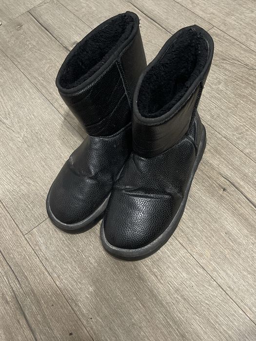 Черные уги на меху