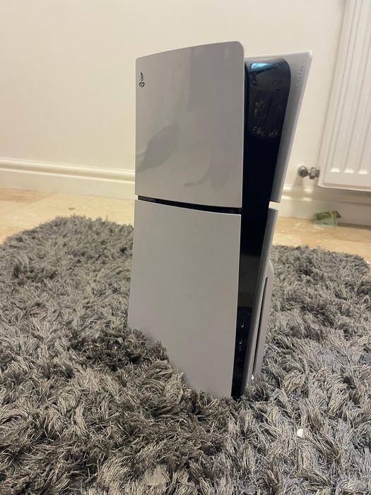 PlayStation 5 (versiunea cu cititor de discuri), cu spațiu de stocare de 1TB