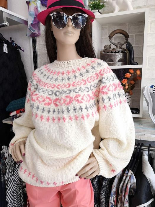 Ръчно изплетен пуловер