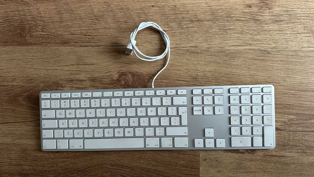 Tastatură Originală Apple A1243 cu fir USB, Aluminiu, Numeric Pad