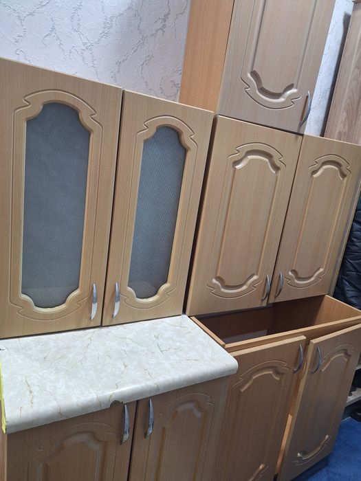 Ошхона мебели сотилади смистителлари раквинаси билан янгидек турибди