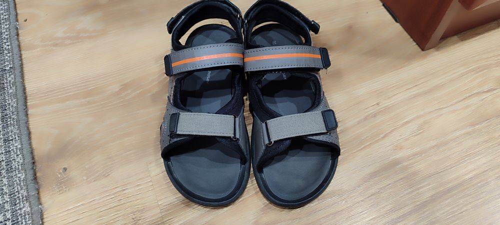 Продам детские сандали