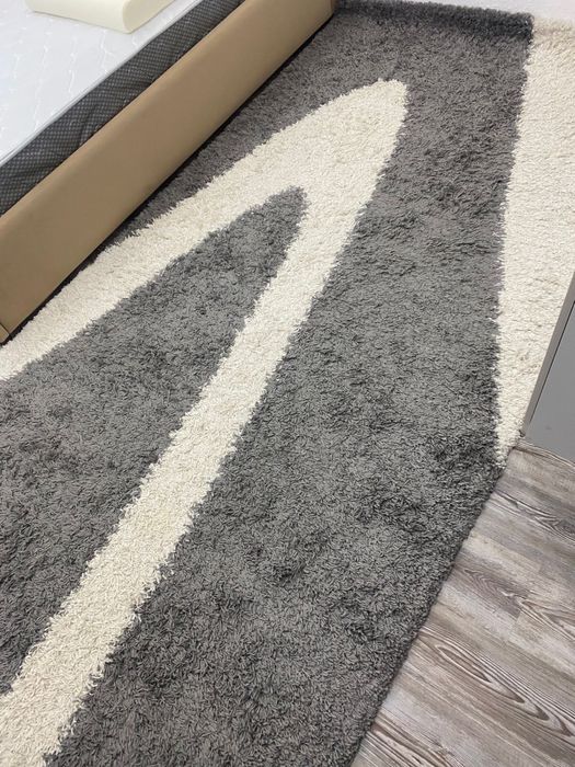 Ковер для дома серо-белый