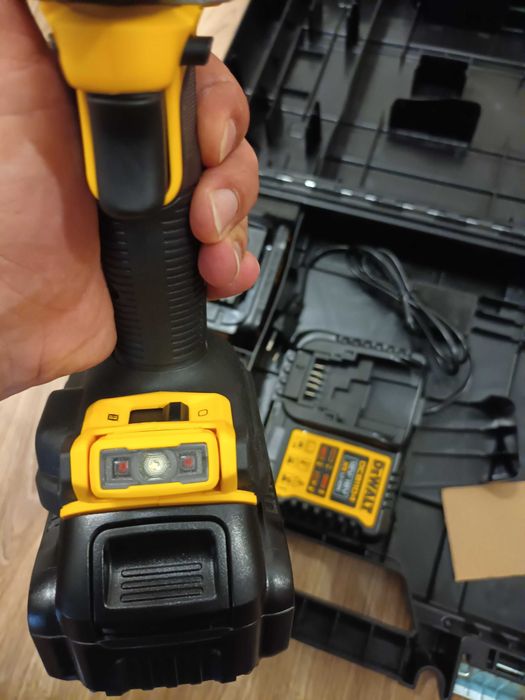 Винтоверт Dewalt DCD800