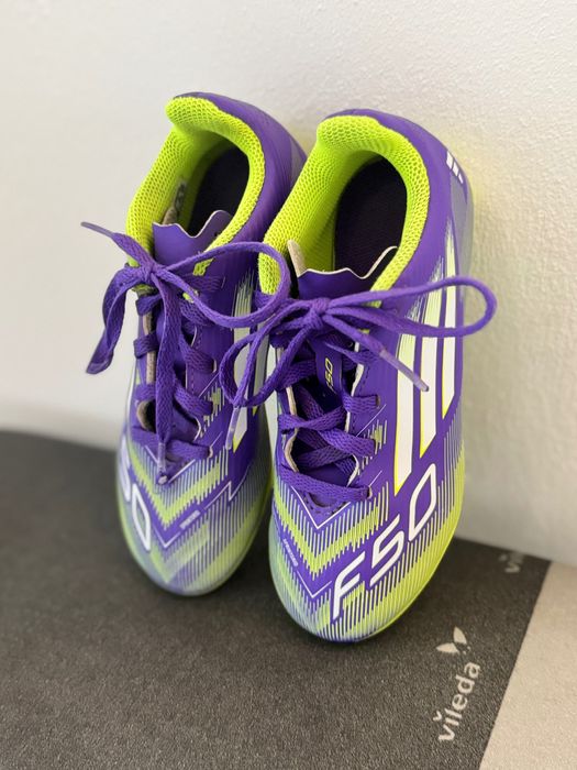 Футболни обувки - бутонки