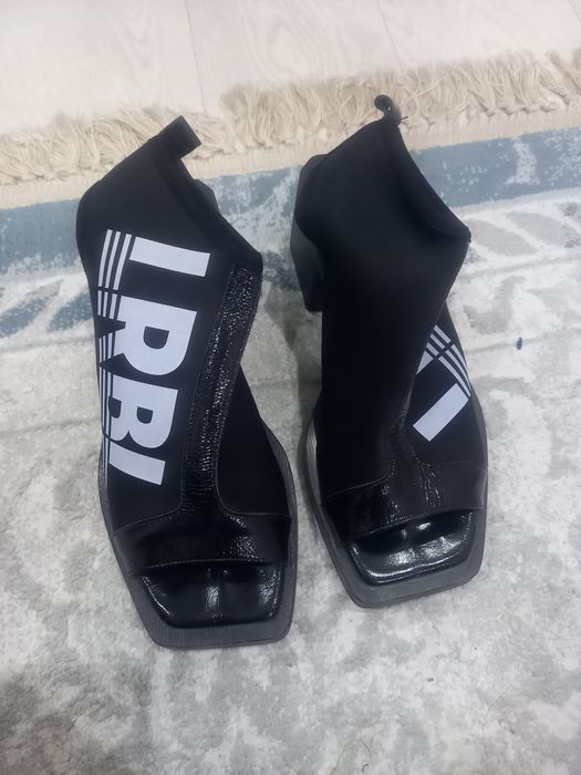 Женская модная обувь