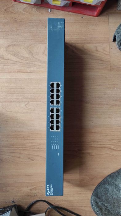 switch Zyxel ES-1016B 16 porturi