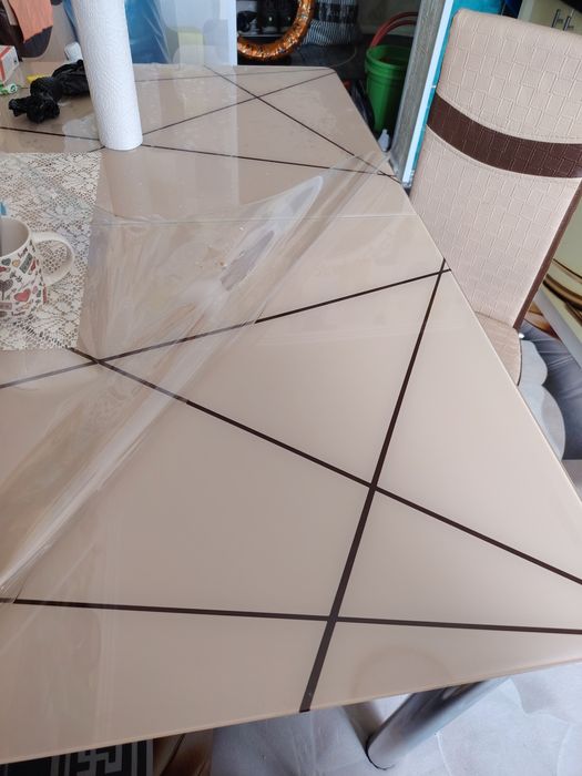 Кухонный стол с шестью стульями