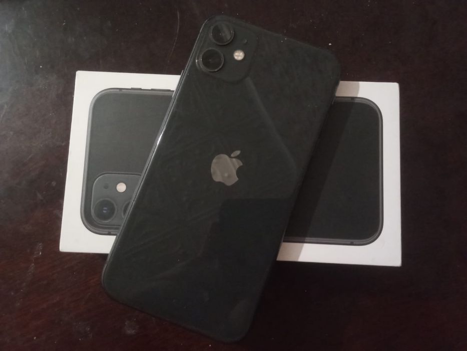 Продам 11 айфон (черный )