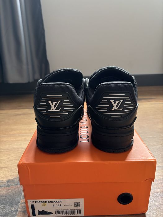 LV trainers black