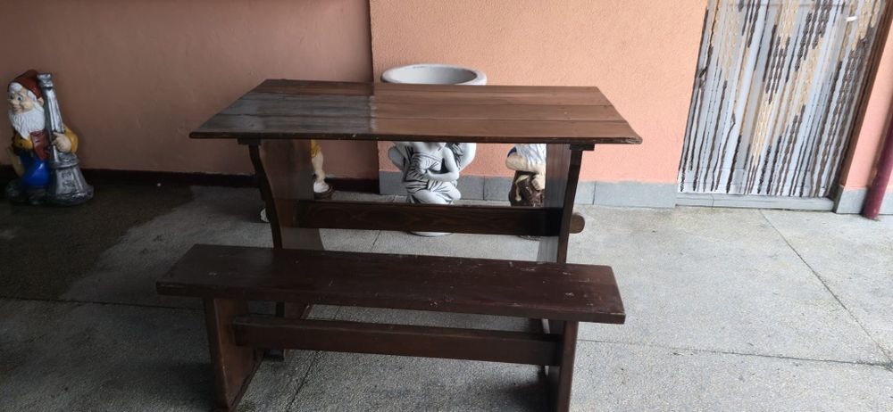 Vand mese de lemn la set cu 2 canapele