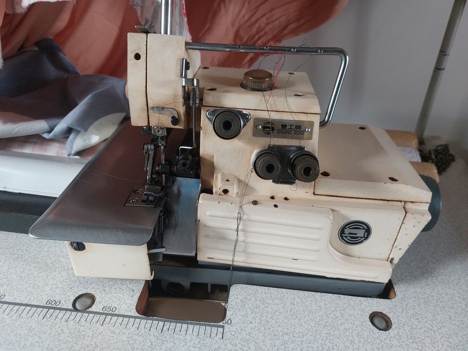 Оверлок машина продам