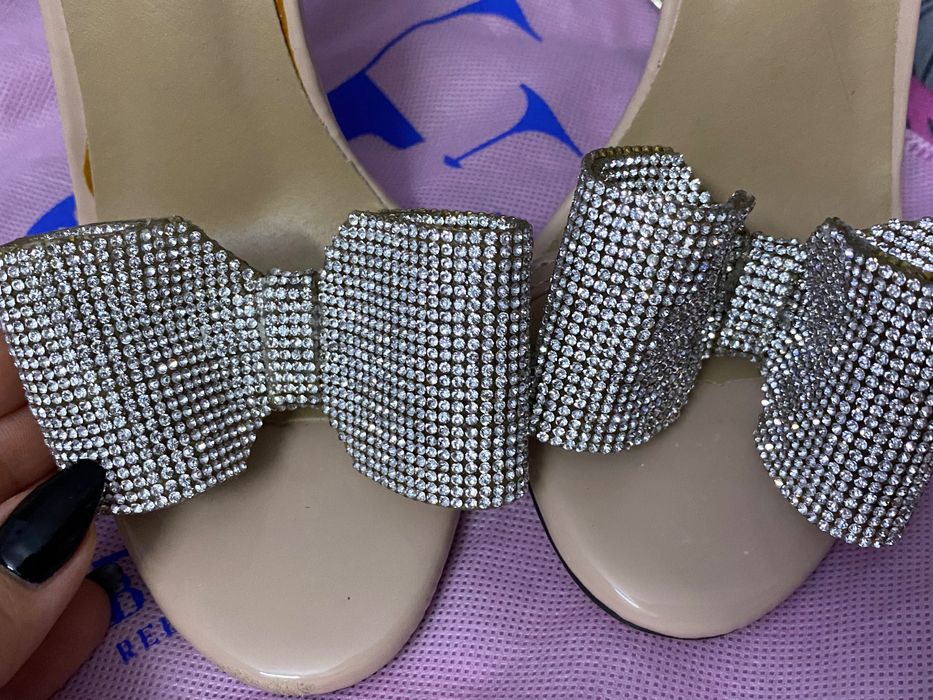 Сандали на ток с камъни