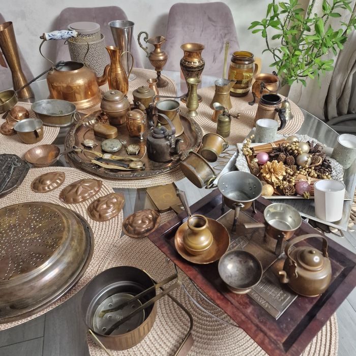 Colectie de obiecte vechi din cupru aduse din Nord