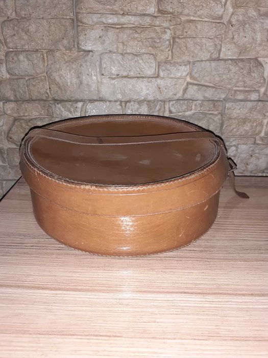 Vand cutie pt palarie /gulere pt camasi, din piele
