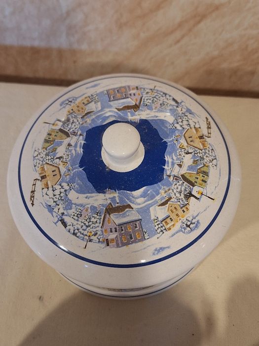 Порцеланови фигурки и кутия