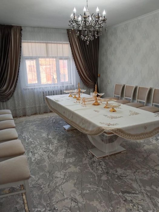 Стол и стулья для гостинной