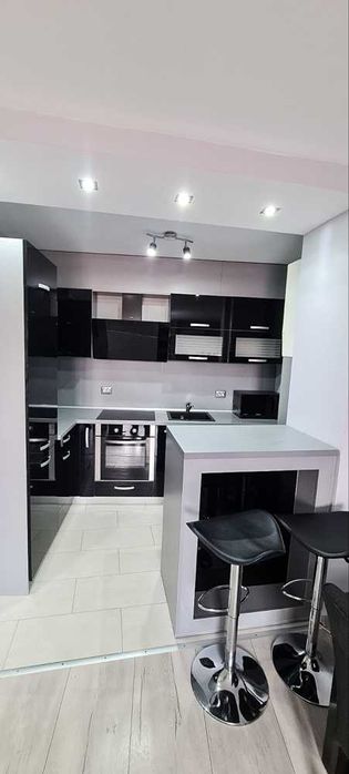 Дава се под наем Тристаен апартамент в Русе, Център - 96 кв.м за 560 € - Снимка #1