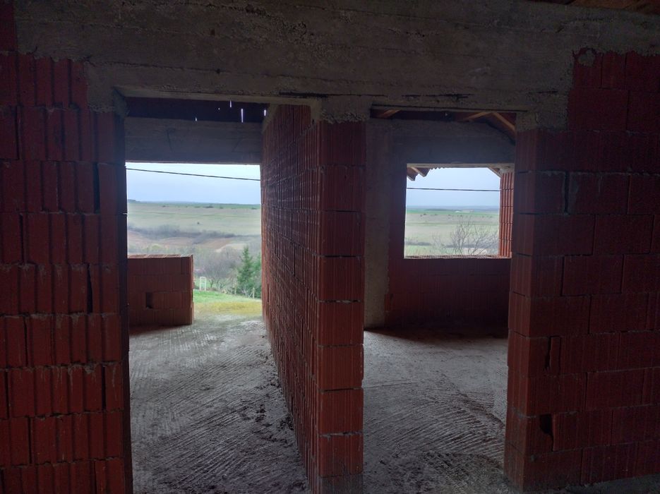 Vand sau schimb casa la rosu