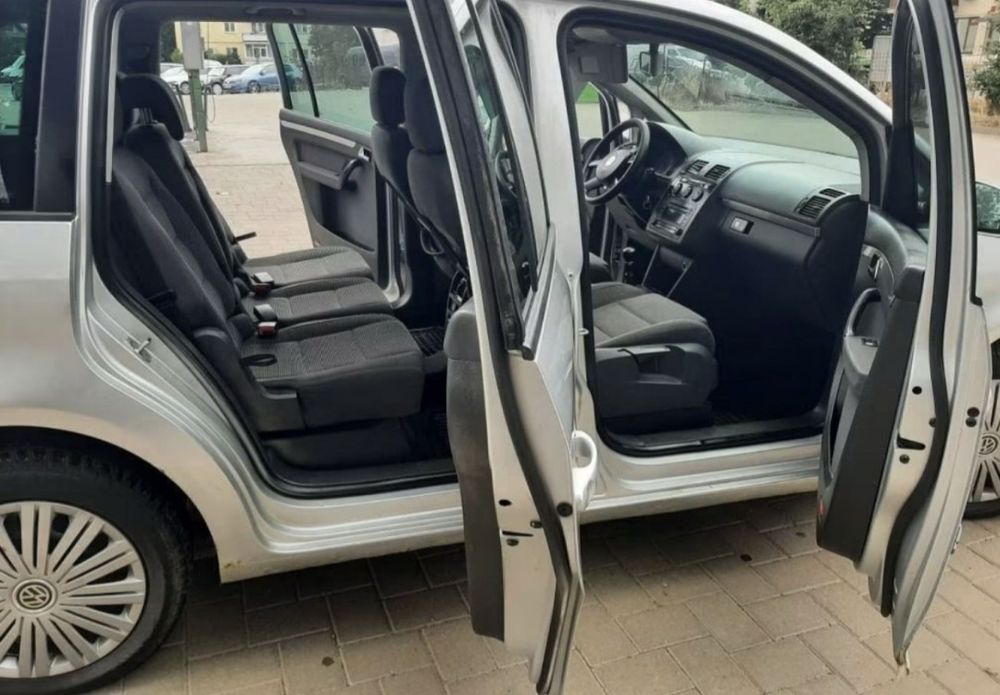 Vând volkswagen tuaran