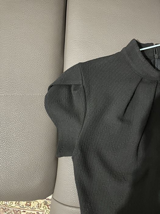 Черное платье обтягивающее