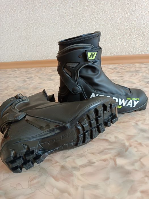 Гоночные лыжные ботинки