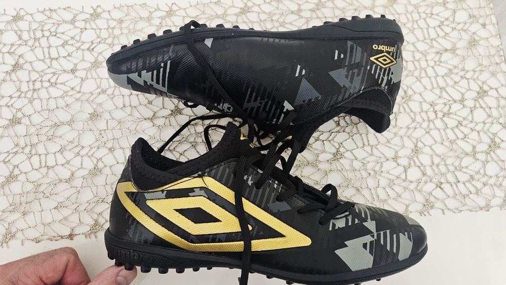 Ghete fotbal sintetic Umbro Formation 40 adidasi original  folosit