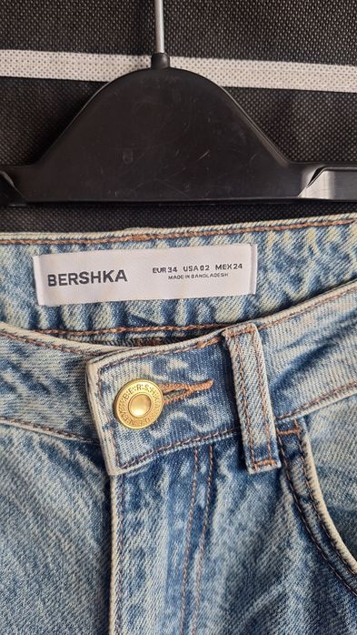 Blugi cargo cu buzunare Bershka