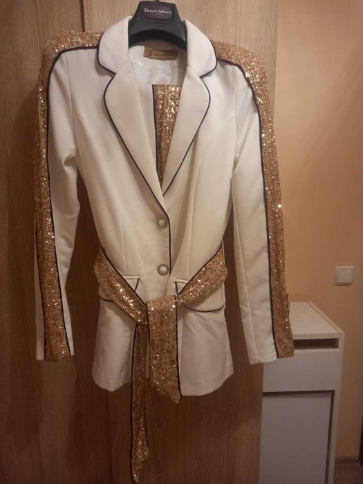 Дамски бял костюм