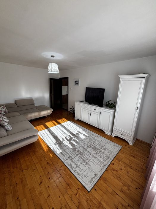 Inchiriez apartament cu 3 camere