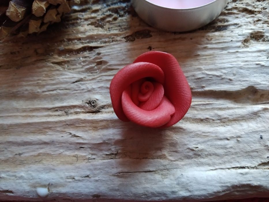 Различни видове бижута, гердани, гривни, брошки