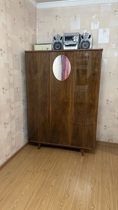 Продаи шкаф старенький