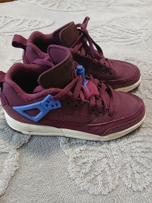 Vând  adidași  jordan originali