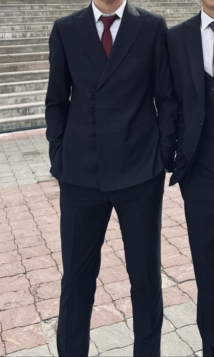 Продам чёрный костюм.