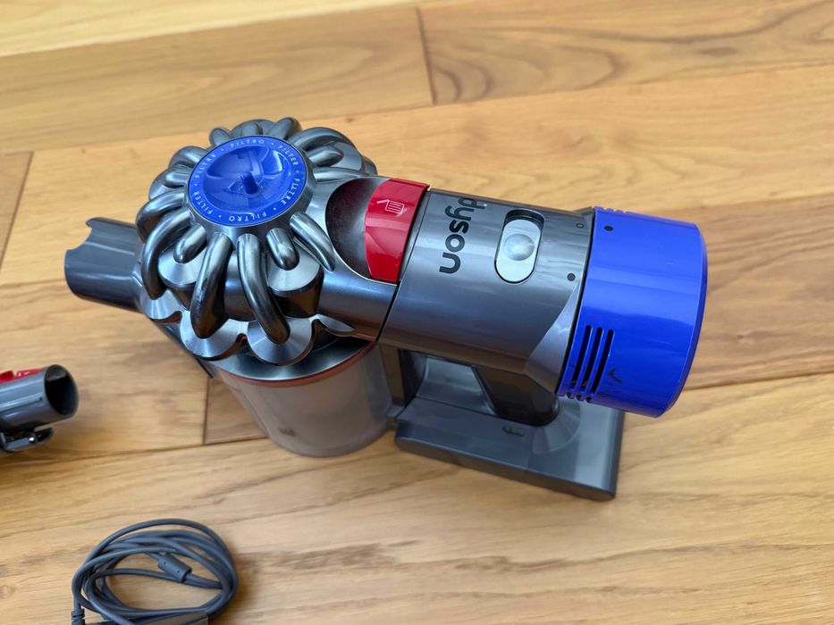 Dyson V8 Absolute (SV10) – Безкабелна прахосмукачка (За части/ремонт) + аксесоари