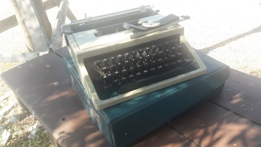 Mașină de scris OLIVETTI 1974