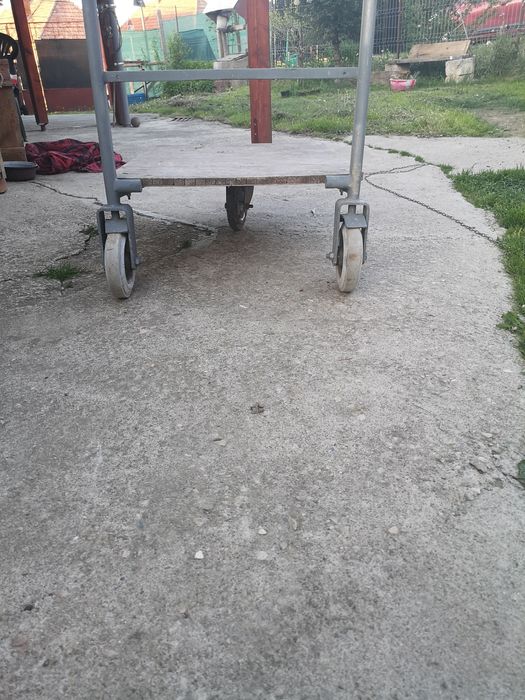 Vand carucior cu 3 roti pentru marfa