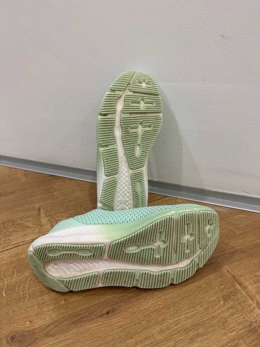 Adidași Under Armour damă, mărimea 36, stare foarte bună