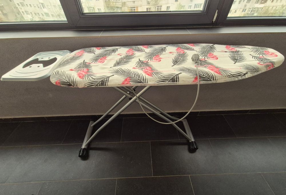 Masă de calcat cu priza