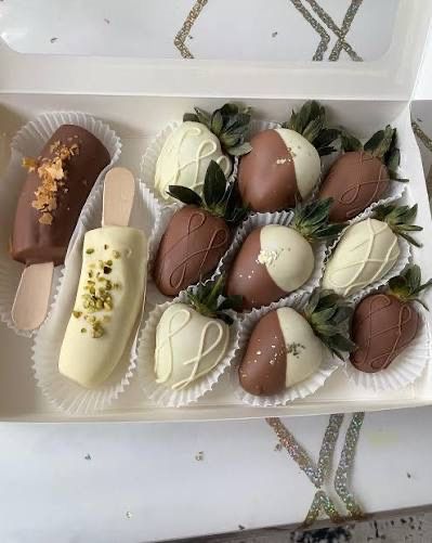 Клубника в шоколаде, финики, банан