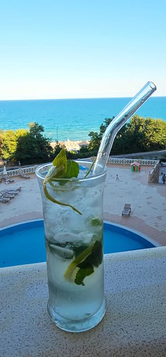 Многостаен апартамент с две паркоместа първа линия море Кабакум, Варна