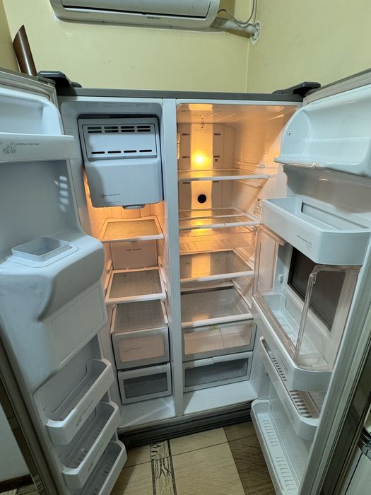 Холодильник Samsung Side-by-Side — отличное состояние.