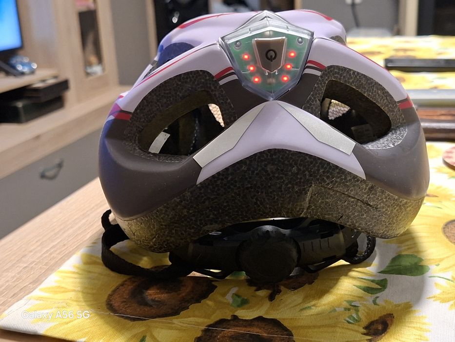 Каска за колело със светлини отзад