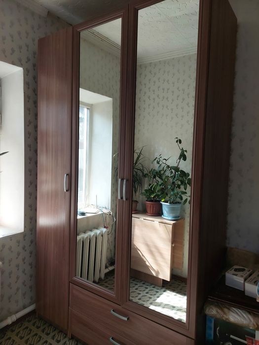 Шкаф трёхдверный, комод