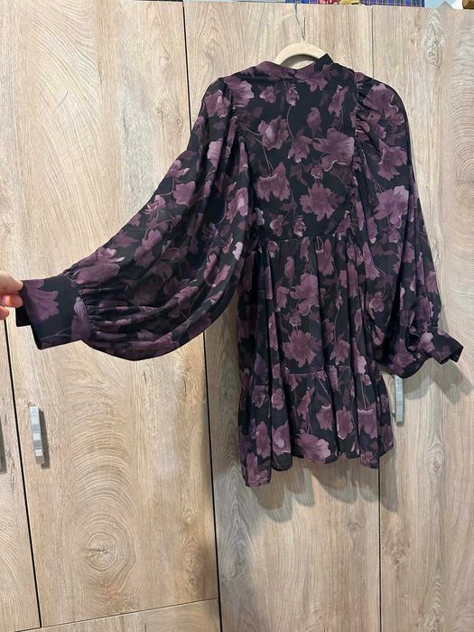 Рокля на цветя - широк ръкав