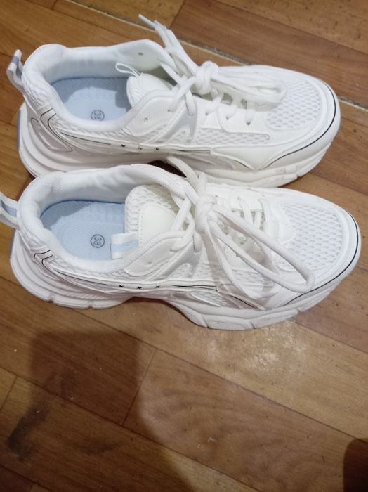 Крассовки белье, размер 38.