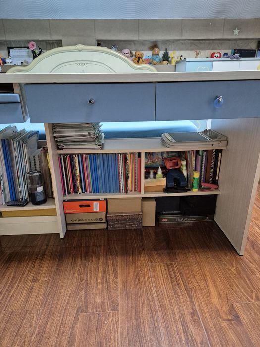 Письменный стол (подходит для компьютера)