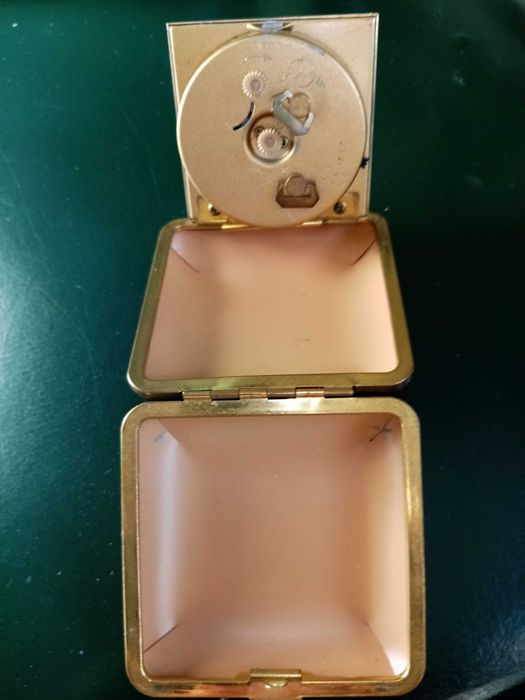 Ceas mecanic de voiaj, perfect funcțional și estetic.